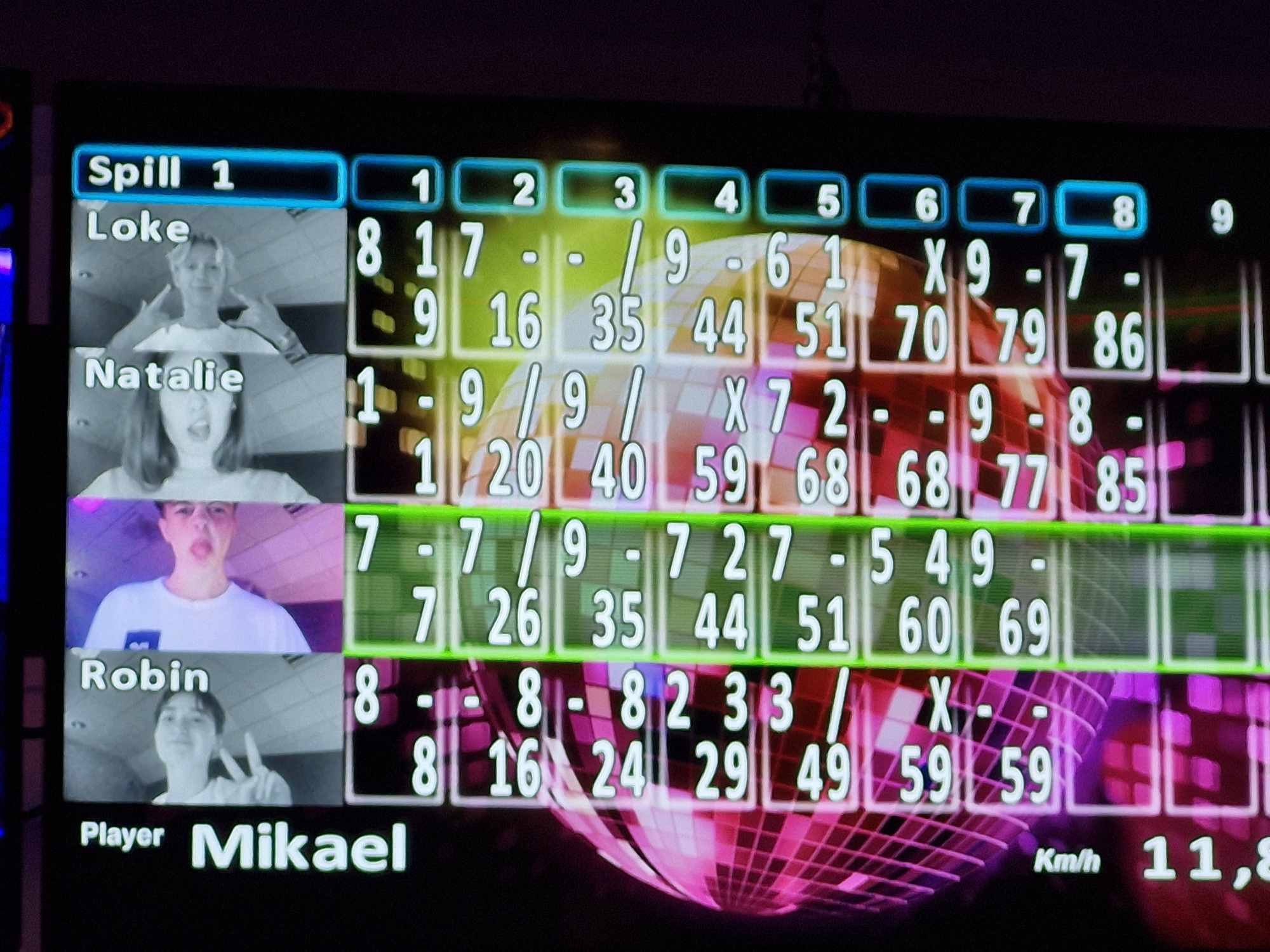 Bowlingresultatar på ei skjerm, vi kan se foto av nokre av spelarane til venste på skjermen