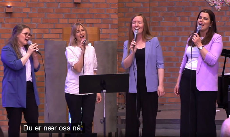 Lovsangsteamet ledet sangen 12. mai (Skjermbilde fra NRK)