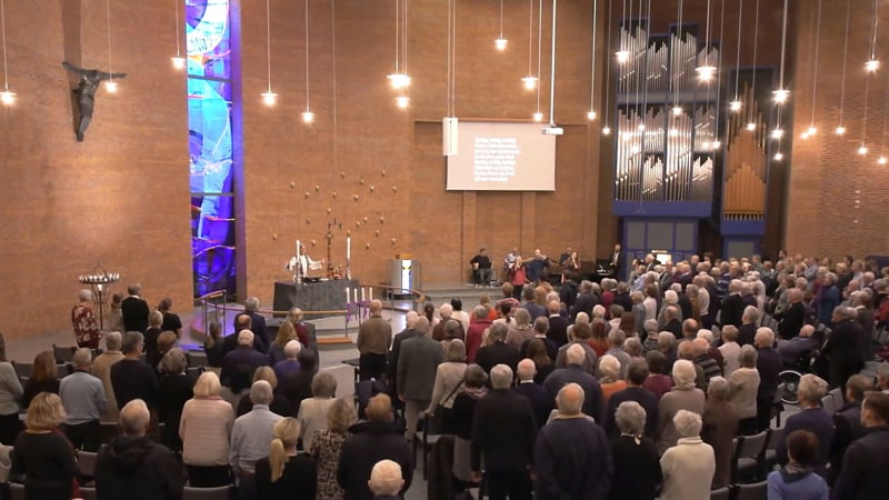 Søm kirke fyller 20 år. Salen er fullsatt.