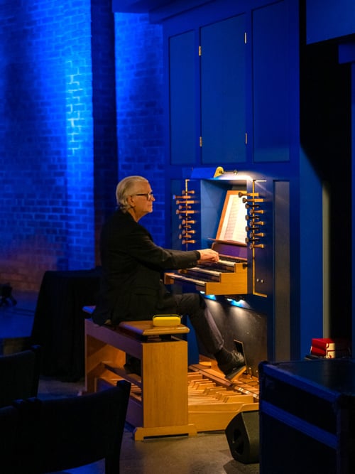 Iver Kleiv spiller orgel. Foto Anette Strømsbo Gjørv