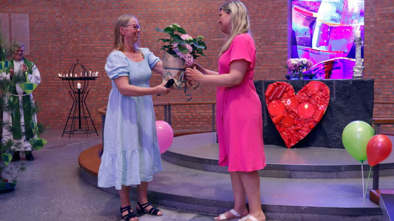 Kirsten Leidal overrakte blomster fra menighetsrådet