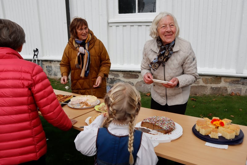 Damene i bygdekvinnelaget hadde laget masse godt til kirkekaffen.