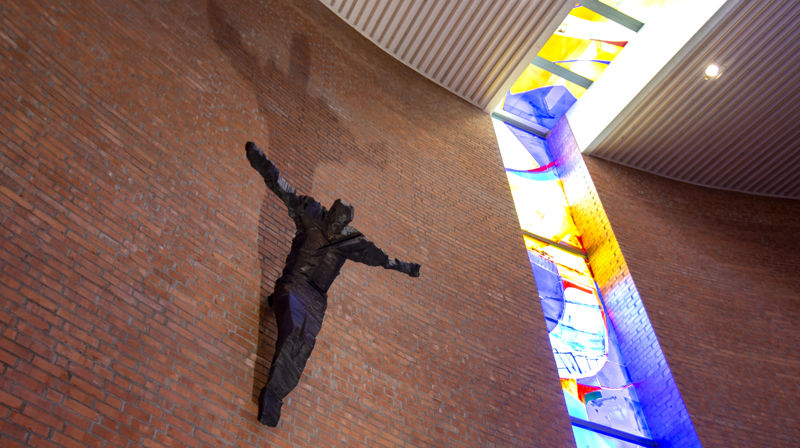 Kjell Nupens Kristus-figur og glasskunst i Søm kirke