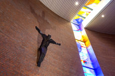 Kjell Nupens Kristus-figur og glasskunst i Søm kirke