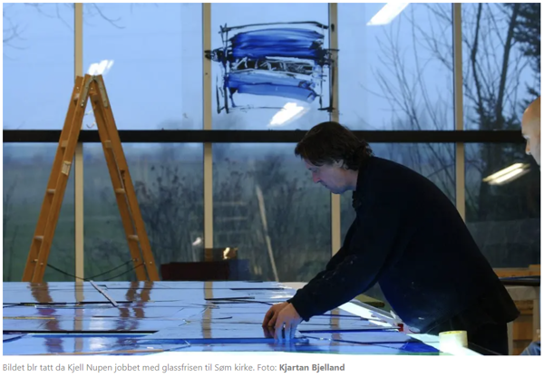 Kjell Nupen arbeider med glasskunst til Søm kirke. Foto: Kjartan Bjelland, Fædrelandsvennen