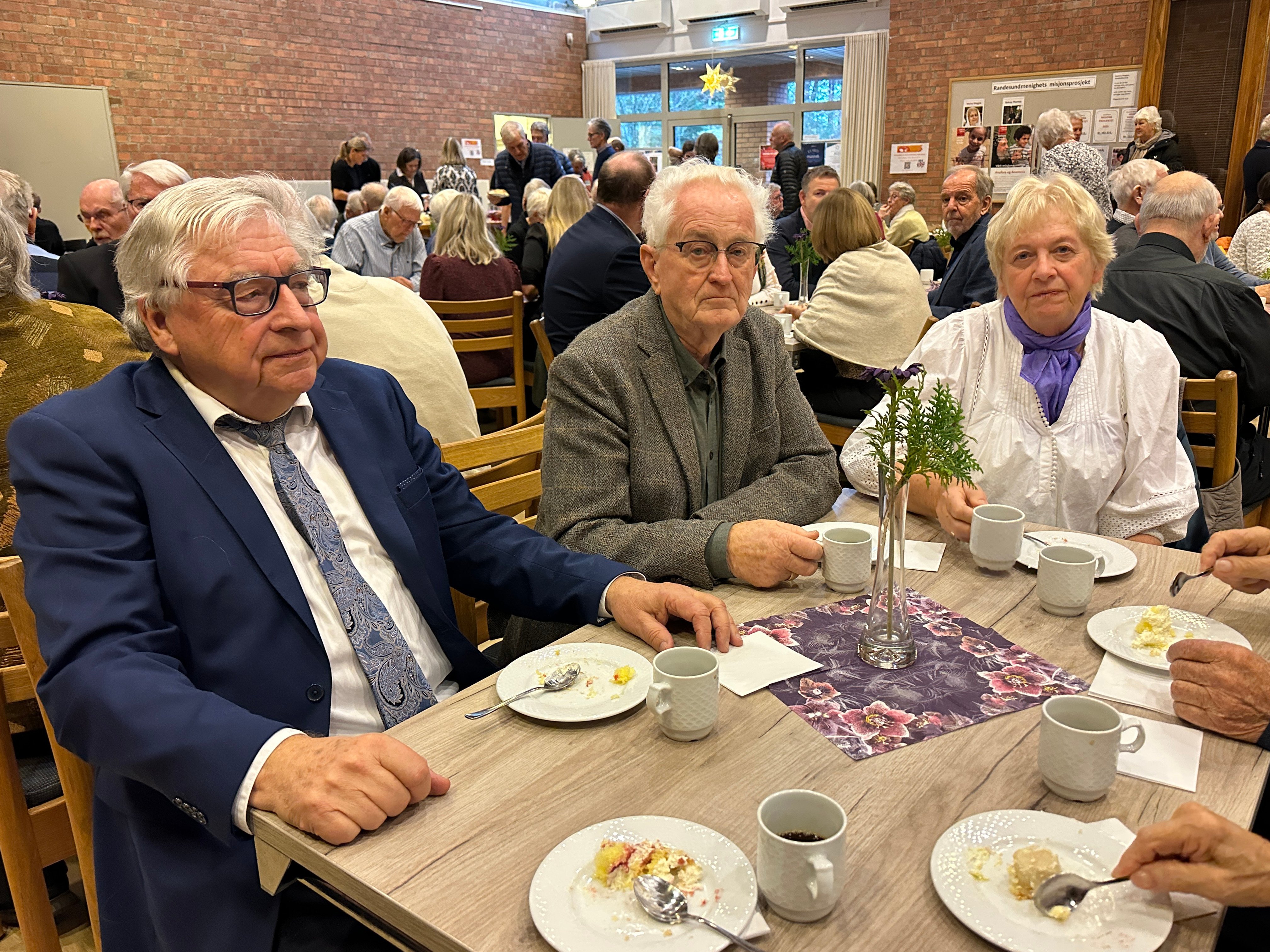 Arkitekt Arne Åmland og Torgny Strømme fra firma Kaspar Strømme som bygget kirka