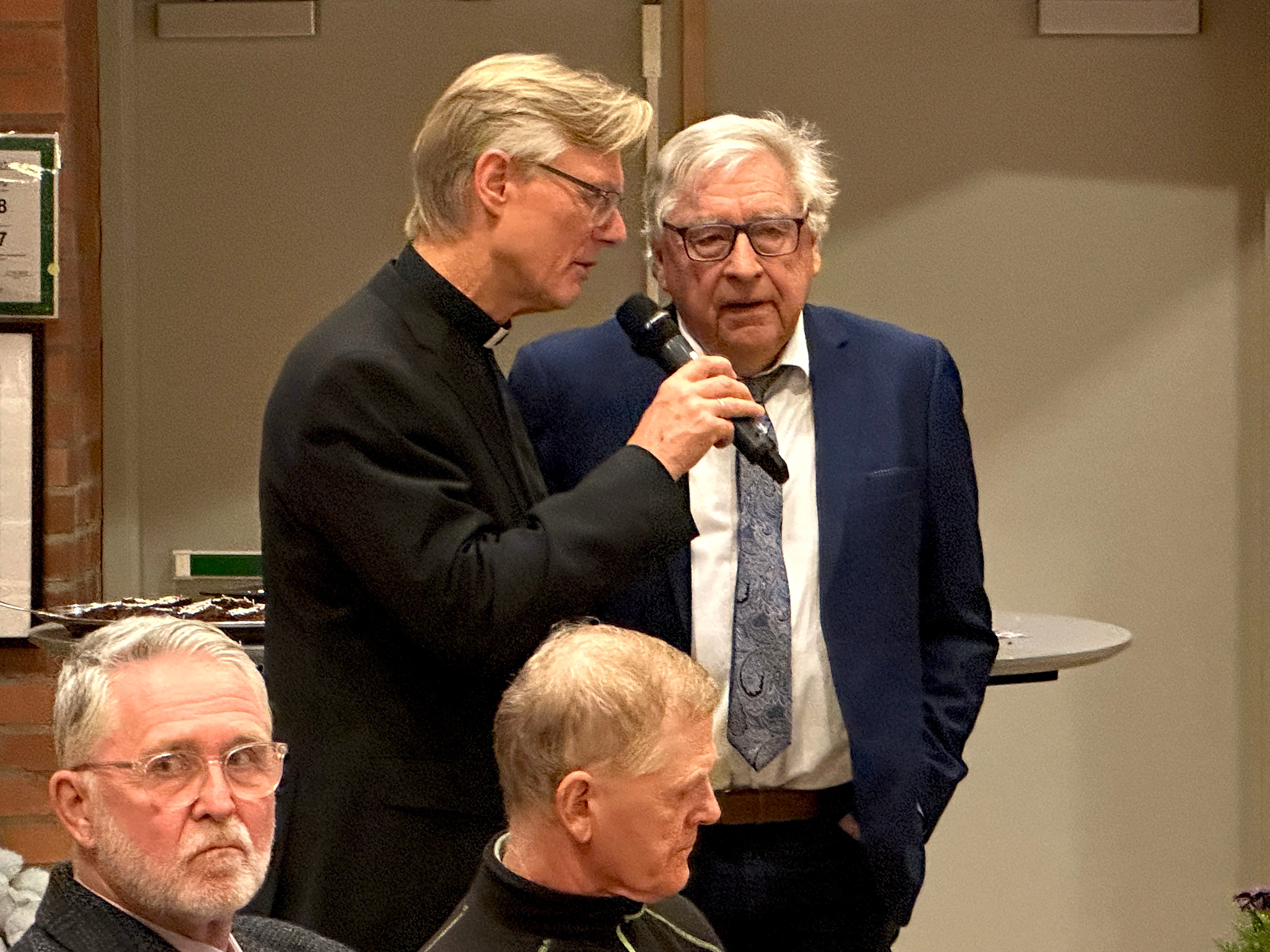 Rolf Erik Hanisch i samtale med arkitekt Arne Åmland