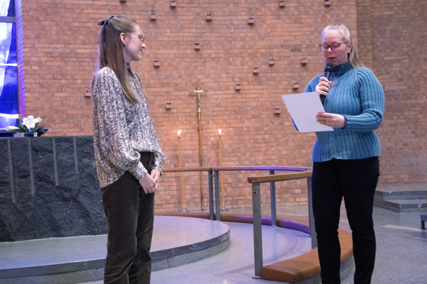 Kirstens Leidal leser brevet fra biskop Stein Reinertsen