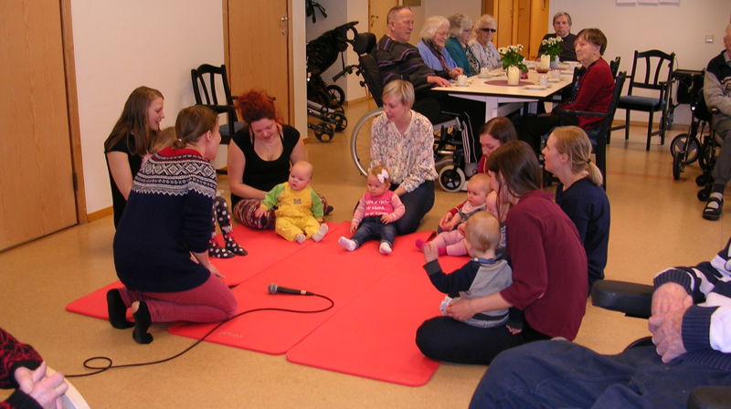 Babysanggruppa på besøk på helsesenteret