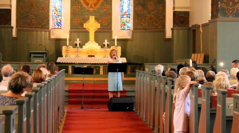 Irene Lundblad på sommerkonsert i Tune kirke. Foto: Anders Lundblad/YouTube