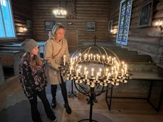 Tone Nygård Engemoen og datteren Selma tente lys i lysgloben i Sel kirke ved Allehelgensmarkeringen.