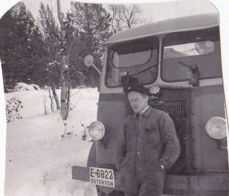 Bilde: "Stødig sjåfør" Ragnar Aaseng arbeidet hele sitt liv som sjåfør. Her er han på 1950 – tallet foran en Vulcan – buss tilhørende Ottadalen Kommunale Billag. Foto: Ukjent, bildet utlånt av Helge Skjåk. 