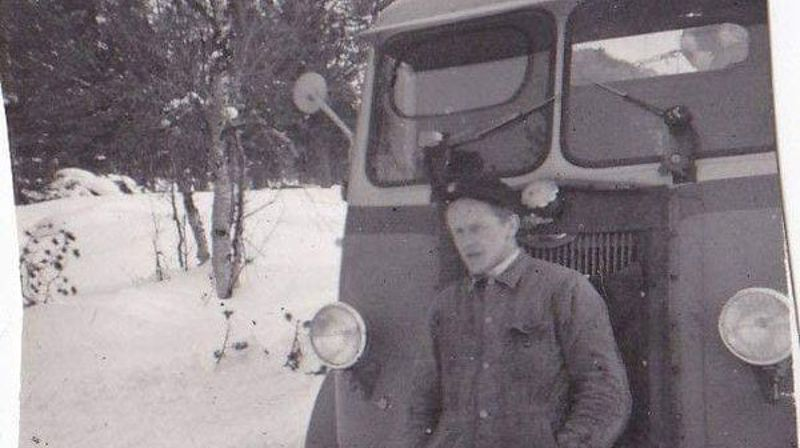 Bilde: "Stødig sjåfør" Ragnar Aaseng arbeidet hele sitt liv som sjåfør. Her er han på 1950 – tallet foran en Vulcan – buss tilhørende Ottadalen Kommunale Billag. Foto: Ukjent, bildet utlånt av Helge Skjåk. 