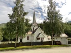 Sel kirke, sett fra parkeringsplassen. Foto: Steinar Grønn.