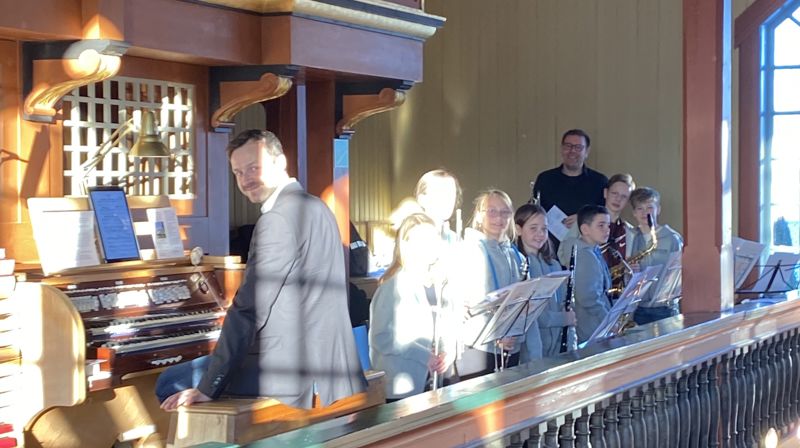 Unge musikanter spiller i kirken