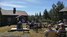 Bord og stoler var satt frem til de som måtte ønske å sitte litt mer komfortabelt