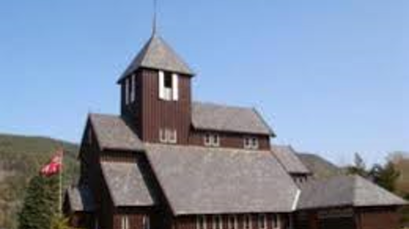 Begnadalen kirke pyntet med blå himmel og flagg