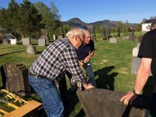 Dugnad Begnadalen kirkegård - oppretting av gravstøtte