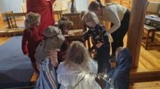 Kirkens julekrybbe pakkes opp og barna samles for å hjelpe