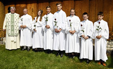 Fra venstre: Signe prest, Iver, Anne Marte, Markus, Mathias, Thea, Nicolai, Simon. Foto: Arne G.P