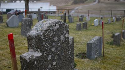 Røde pinner på gravplasser