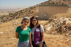 Rachelle og Sanaa er begge glade for at landsbyen Deir El Ghazal nå har fått tilgang på rent vann. Vannet kommer både libanesere og syriske flyktninger til gode. Straks er det tid for Kirkens Nødhjelps fasteaksjon, der over 40.000 konfirmanter skal ut å gå med bøsse for rent vann. Foto: Kirkens Nødhjelp