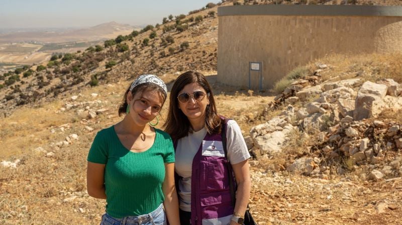 Rachelle og Sanaa er begge glade for at landsbyen Deir El Ghazal nå har fått tilgang på rent vann. Vannet kommer både libanesere og syriske flyktninger til gode. Straks er det tid for Kirkens Nødhjelps fasteaksjon, der over 40.000 konfirmanter skal ut å gå med bøsse for rent vann. Foto: Kirkens Nødhjelp