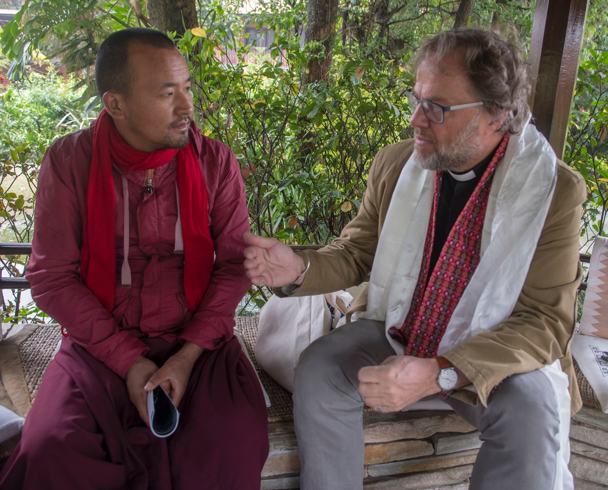 Møte mellom den kristne presten og den buddhistiske munken