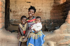 Susan med to av barna (foto: Kirkens Nødhjelp)