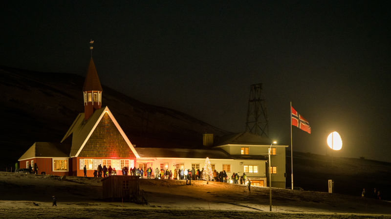 Samling ved Svalbard kirke på julaften. Foto: Knut Selmer