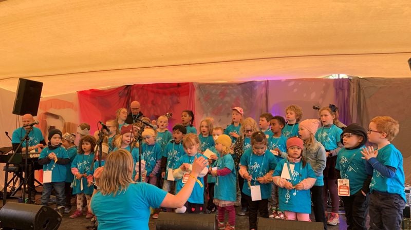 Det var et stort øyeblikk for barna i koret Komba-ja å få opptre under Trondheims største barnefestival. Foto: Sandra Björnänger