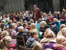 Biskop Tor Singsaas i samtale med barn fra Berg og Eberg skoler under FN-dagen 2016. Foto: Olav D. Svanholm