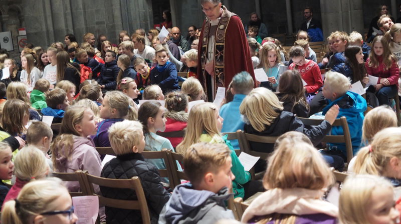 Biskop Tor Singsaas i samtale med barn fra Berg og Eberg skoler under FN-dagen 2016. Foto: Olav D. Svanholm