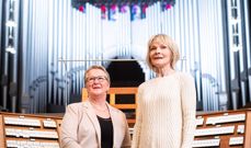 Domkantor og komponist Petra Bjørkhaug og skuespiller Wenche Strømdahl har forberedt forestillingen i over et år. Foto: Terje Visnes 