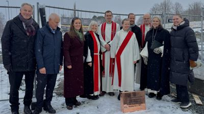 Fra venstre:Erling Moe (fungerende ordfører), Kjell Inge Nordgård (kirkeverge), Majen Helen Sævik (KrF), Bodil Sørdal (prost), Joakim Skousgaard Johnsen (kapellan), Hanne Moxness (diakon), Arne Reidar Vik Selven (daglig leder i Ranheim og Charlottenlund menighet), Skule Bjørnstad (sokneprest), Kristin Moen Saxegaard (fungerende biskop), Ane Strømman (menighetstrådsleder). Foto: Yngvil Bjellaanes