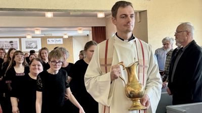 Kapellan Joakim Skousgaard Johnsen i spissen under inngangen til gudstjenesten. Alle foto: Kirka i Trondheim/Yngvil Bjellaanes
