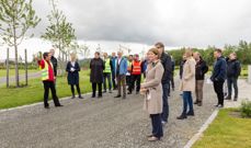 Prosjektleder Torhild Hovdenak i Kirkelig fellesråd tok med de fremmøtte på en omvisning på den nye kirkegården på Tiller. Foto: Kjetil Aa
