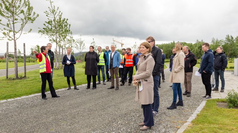 Prosjektleder Torhild Hovdenak i Kirkelig fellesråd tok med de fremmøtte på en omvisning på den nye kirkegården på Tiller. Foto: Kjetil Aa
