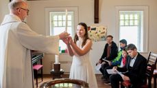 Nå kan du stikke innom og bli døpt på dagen i Lademoen kirke. Her fra en drop in-dåp i 2017.Foto: Lena Knutli