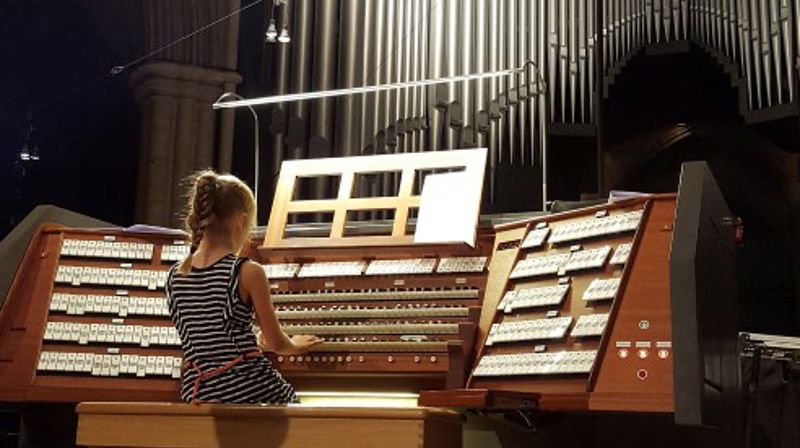 Nå kan barna få prøve å spille orgel!
