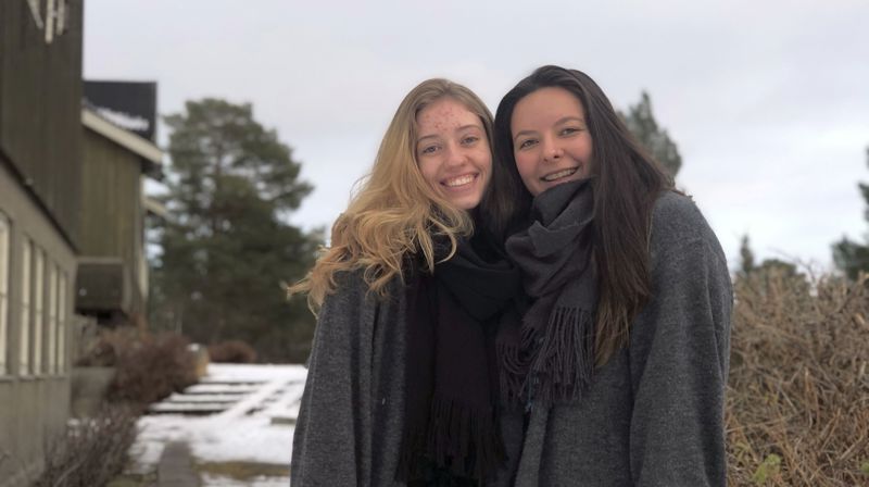 Petra Lickfeld (t.v.) og Natalia Lemmertz fra Brasil har praksis i Strinda og Berg menigheter dette skoleåret.