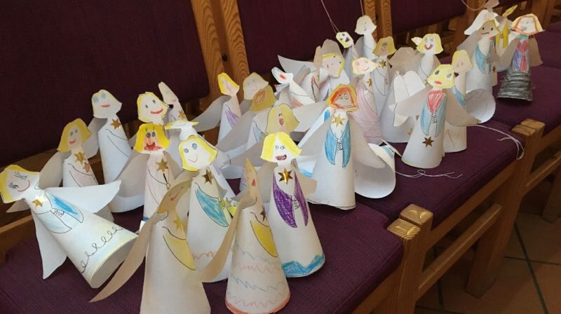 Byåsen kirkes julepynt er engler laget av elever i 1. klasse.  