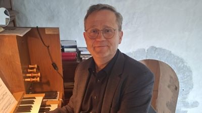 ERLING VENDER HJEM