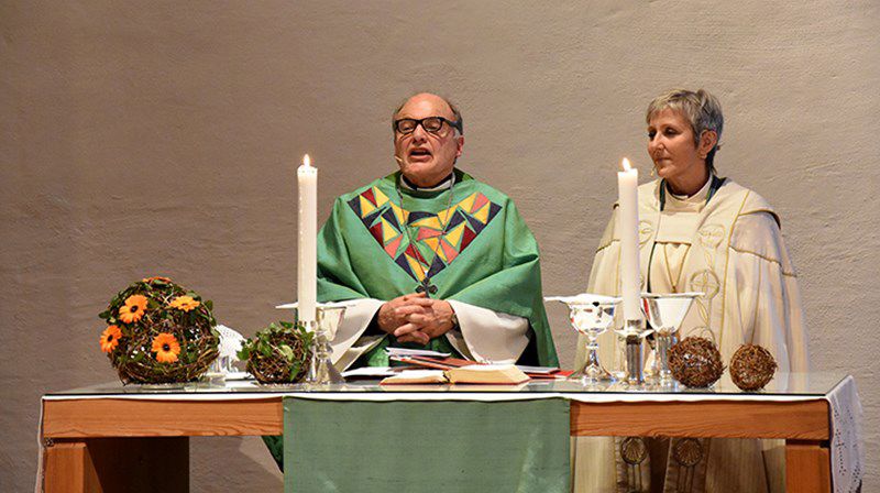 Prost Bertel Aasen sammen med biskop Herborg Finnset under gudstjensten i Kolstad, som markerte hans avskjed som prost i Heimdal og Byåsen. (Alle foto: Magne Vik Bjørkøy)