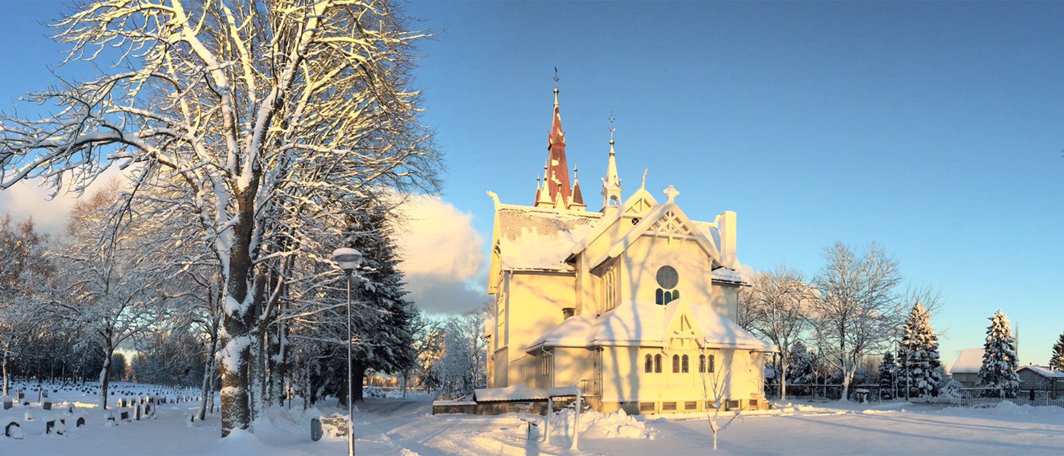 2017 01 04 Panorama Strinda kirke utvendig med snø - Trond Roland - Checkin 2100x900.jpg