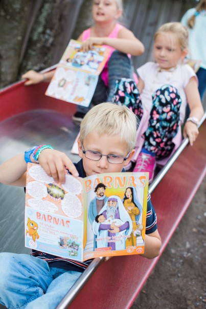 Barn leser søndagsskolebladet BARNAS