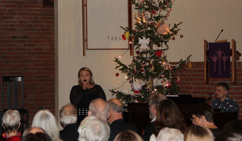 Solveig Grunnvoll, fremførte en nydelig sang fra filmen juleekspressen "Christmas comes to Town."