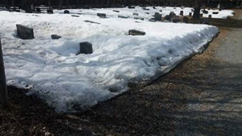 Fortsatt mye snø på kirkegårdene