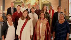 Fremste rekke frå venstre: tidl. diakon Ranveig Kaldhol, diakon Karine Sæter, biskop Ingeborg Midttømme, tidl. diakon Eli Leie Sæter. Midtrekka frå venstre: fung. Sokneprest Jørgen Skogestad Kleiven, medhjelpar Stig Grønmyr, diakonirådgjevar Eline Elnes Rabbevåg, kantor Ståle Helvig. bakre rekka frå venstre: soknerådsleiar Odd Arne Vikebakk, klokkar Inge Kaldhol, kyrkjeverge Christfried kaul, kyrkjetenar Jan Erling Davidsen, prost Ingeborg Matre