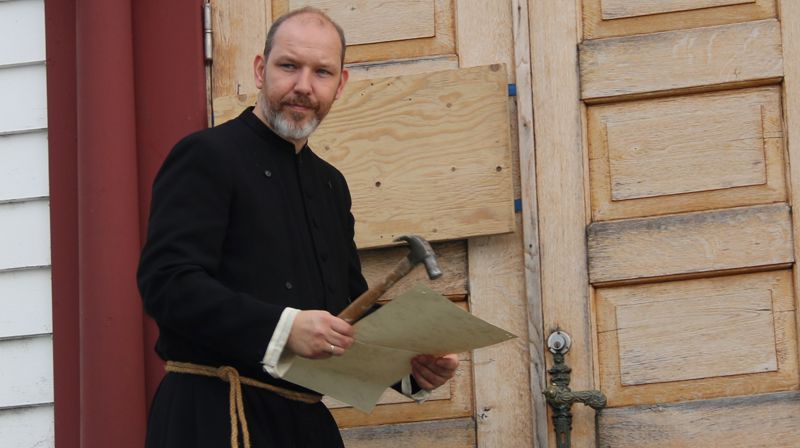 Martin Luther gjer seg klar til å spikre sine 95 teser på kyrkjedøra